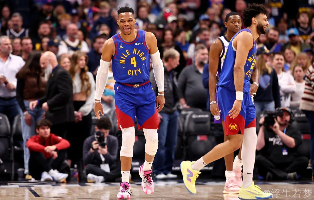 威少妙传不看人 约基奇强打篮下完成2+1 威少妙传不看人 约基奇强打篮下完成2+1